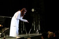 ライブグッズを着用するファンに話しかけるNao☆。シミが付いていると思ったら、自身がデザインしたプリントだった。