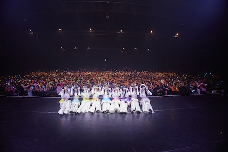 客席の皆産と記念撮影するいぎなり東北産。（提供：スターダストプロモーション）