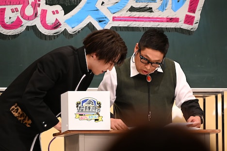 団長先生（右）の進行を手伝うタカシ。