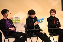 絵本の読み聞かせをするタクヤ（中央）。