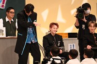 子供たちに魔貫光殺砲を放つアロハ。