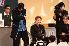 子供たちに魔貫光殺砲を放つアロハ。