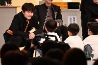 子供たちを説き伏せようとするハル。