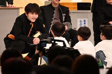 子供たちを説き伏せようとするハル。