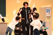 “人間遊園地”で子供たちと遊ぶタカシ。