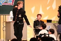 野球選手モノマネを披露するマサヒロ。