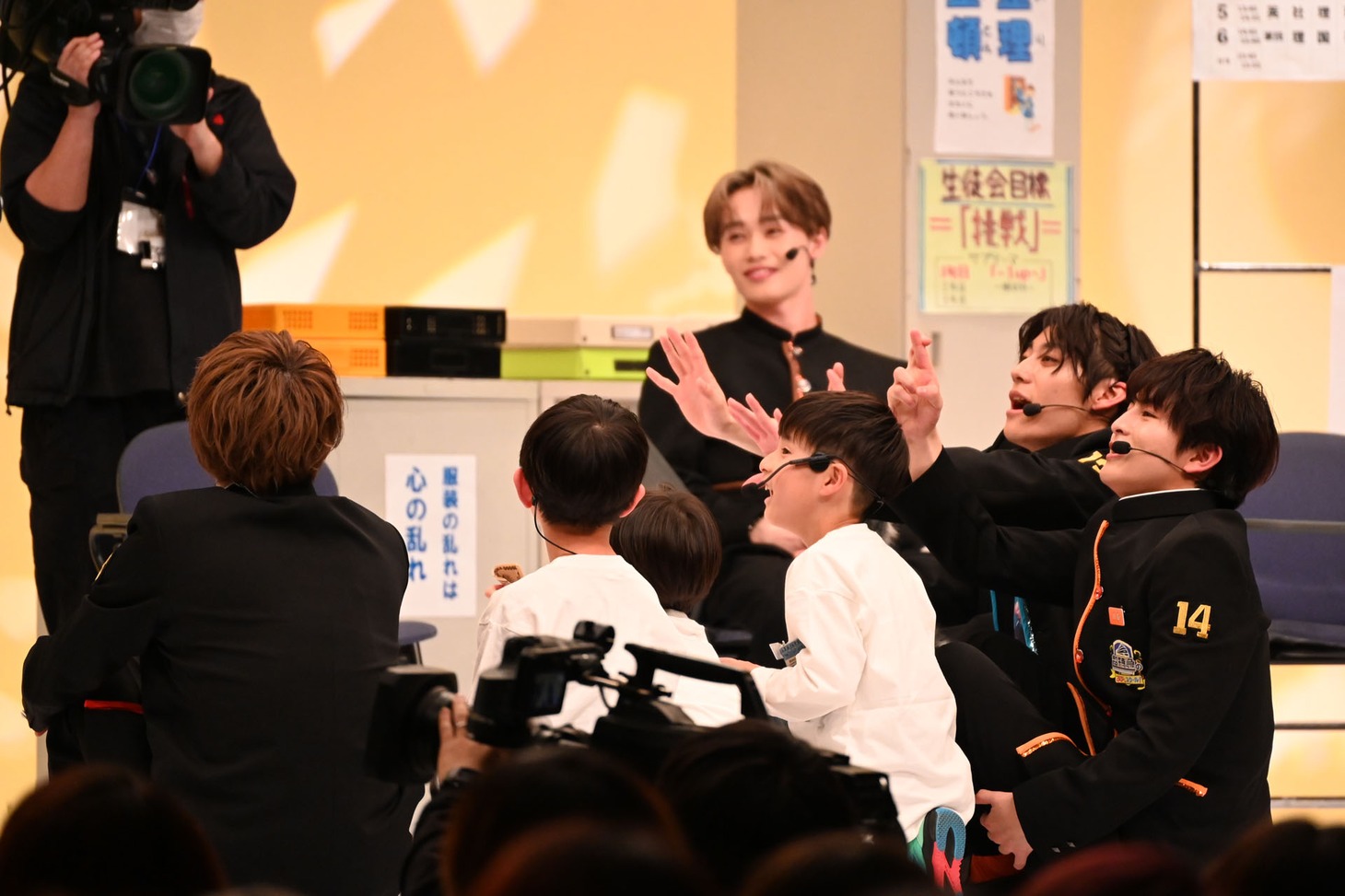 子供たちに混ざってリョウガにアピールするユーキ、ハル、アロハ。