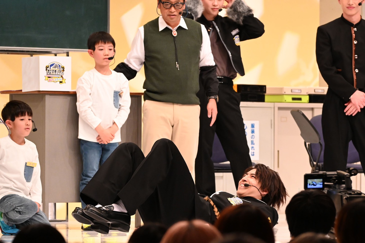 リクエストに応えて“新幹線”を披露するタカシ。