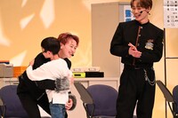 “面白かったお兄さん”に選ばれ、子供を抱き寄せるシューヤ。