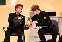 エアリアルを試食するシューヤとマサヒロ。