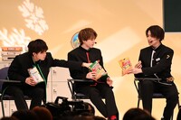 エアリアルを試食するタクヤ、ユーキ、タカシ。