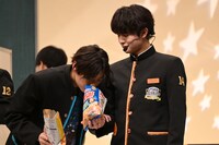 ハルのエアリアルに顔を突っ込むアロハ。