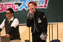 「チャラ～」と自己紹介するシューヤ。