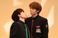 タクヤとユーキの輪ゴムリレーの様子。