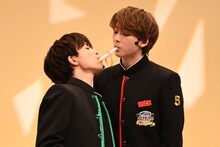 タクヤとユーキの輪ゴムリレーの様子。