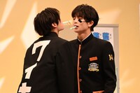 アロハとハルの輪ゴムリレーの様子。