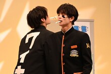 アロハとハルの輪ゴムリレーの様子。