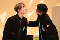 マサヒロとアロハの輪ゴムリレーの様子。