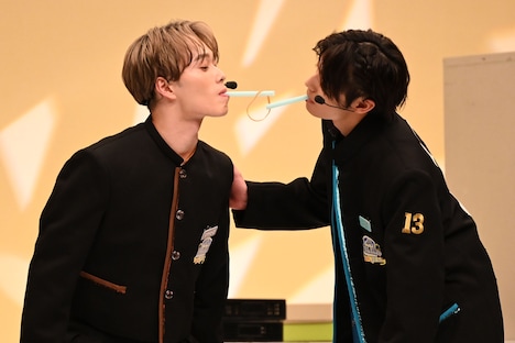 マサヒロとアロハの輪ゴムリレーの様子。