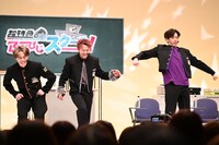 足つぼマットの上で腿上げをする（左から）マサヒロ、シューヤ、リョウガ。