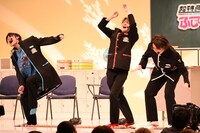 足つぼマットの上で腿上げをする（左から）アロハ、ユーキ、タカシ。