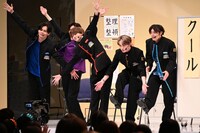 即興でポーズを決める（左から）カイ、リョウガ、ユーキ、マサヒロ、アロハ。