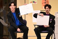 「女心クイズ」に回答するカイ（左）。