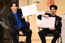 「女心クイズ」に回答するカイ（左）。