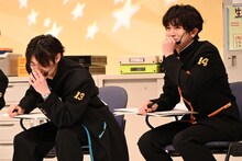 お互いの回答を見て笑いを我慢するアロハとハル。