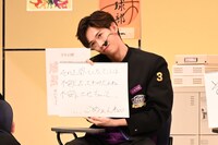 「女心クイズ」に回答するリョウガ。