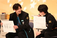 お互いの回答に笑い合うアロハとハル。