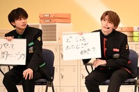 「女心クイズ」に回答するユーキ（右）を見るタクヤ（左）。