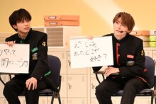 「女心クイズ」に回答するユーキ（右）を見るタクヤ（左）。