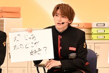 「女心クイズ」に回答するユーキ。