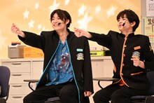 配信視聴組に向けてハートを投げるアロハとハル。