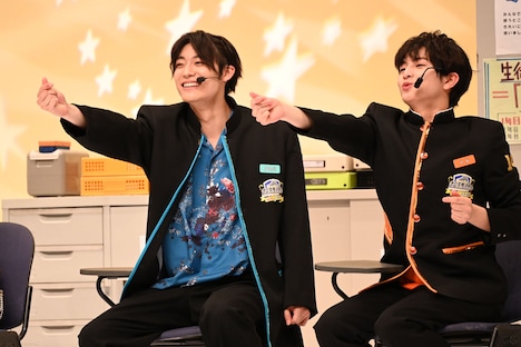 配信視聴組に向けてハートを投げるアロハとハル。