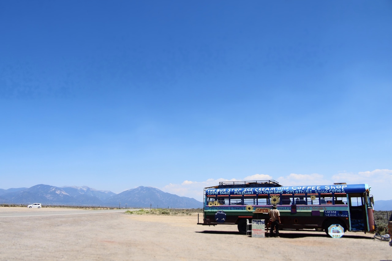アメリカ・ニューメキシコ州のバスストップ。
