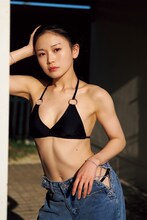 平井美葉（BEYOOOOONDS）写真集「be-lief」より。