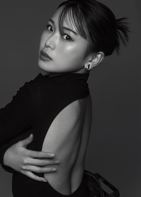 平井美葉（BEYOOOOONDS）写真集「be-lief」より。