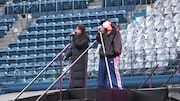 左から齊藤京子、ヒコロヒー。(c)テレビ朝日