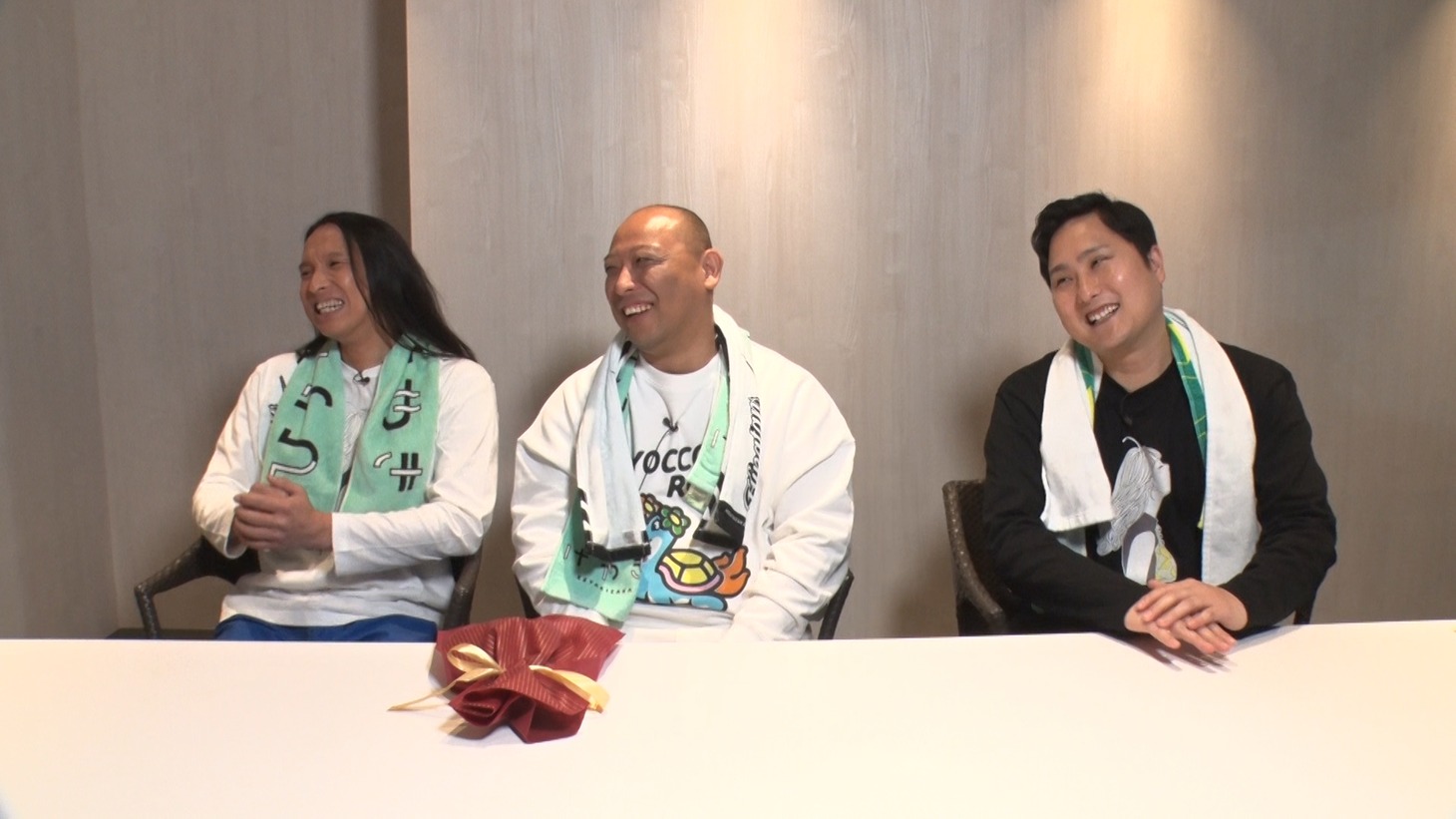左からトム・ブラウン、淡路幸誠（きつね）。(c)テレビ朝日