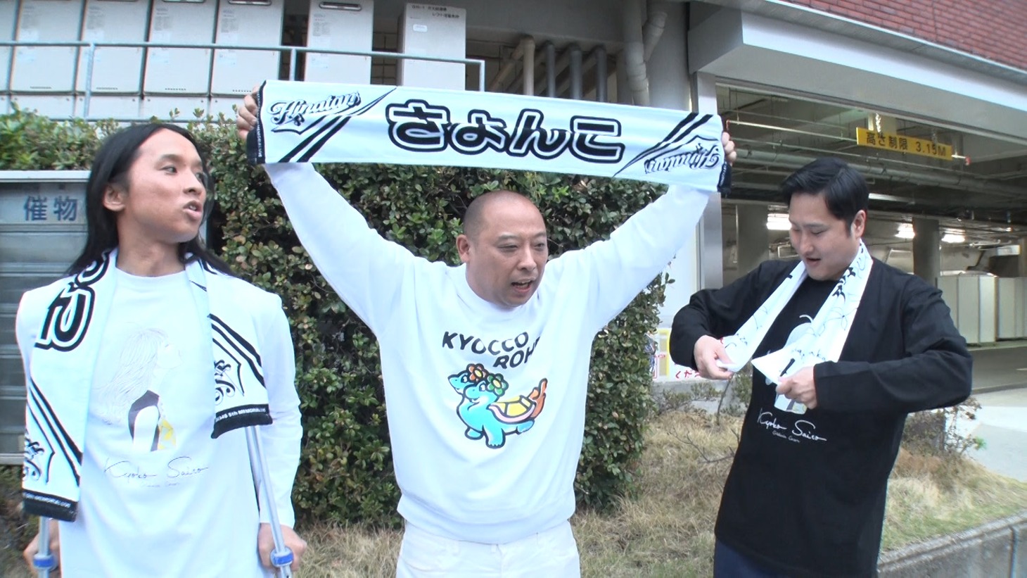 左からトム・ブラウン、淡路幸誠（きつね）。(c)テレビ朝日