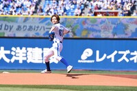 横浜スタジアムのマウンドで投球する高橋優斗（HiHi Jets）。