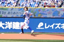 横浜スタジアムのマウンドで投球する高橋優斗（HiHi Jets）。