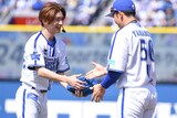 投球後に山本祐大選手と握手を交わす高橋優斗(HiHi Jets)。