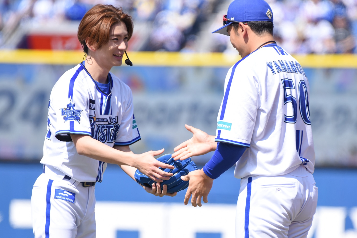 投球後に山本祐大選手と握手を交わす高橋優斗（HiHi Jets）。