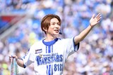 イベントの一環で、スタンドにウェーブを起こす高橋優斗(HiHi Jets)。