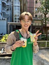 ドリンク2つとクレープを手にピースするマサヒロ（超特急）。