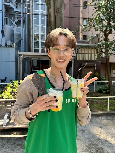 ドリンク2つとクレープを手にピースするマサヒロ(超特急)。
