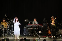 変なノリでバンドメンバーを紹介するNao☆。